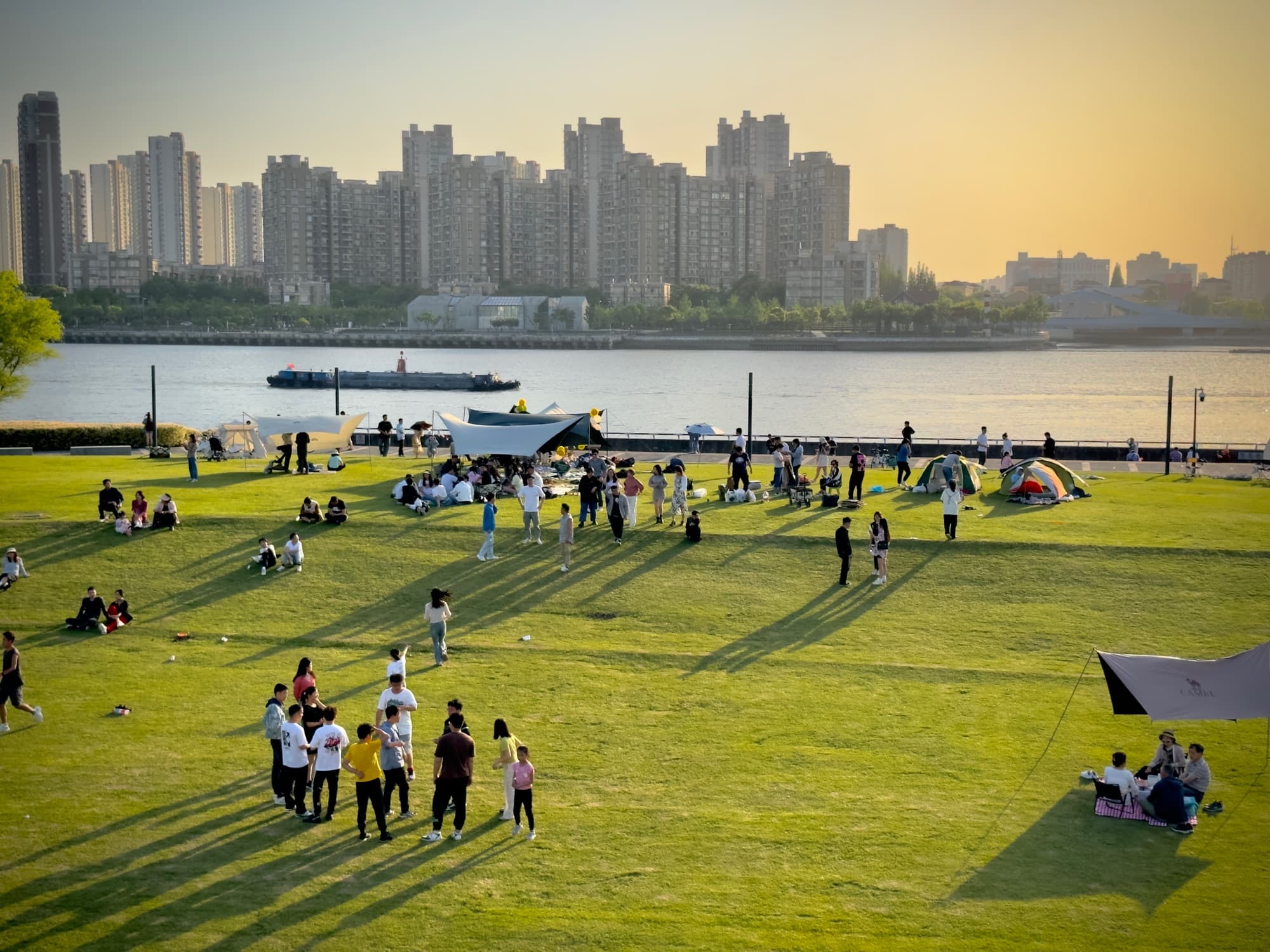 Picnics by the river, Shanghai